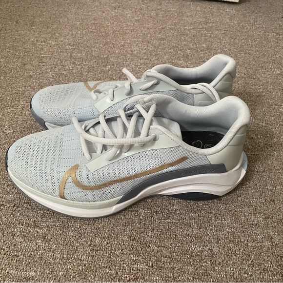 ZOOMX SUPERREP SURGE Sz10  PLATINUM,ASHEN SLATE,ALUMINUM,METALLIC GOLD COIN -NEW - Picture 2 of 5